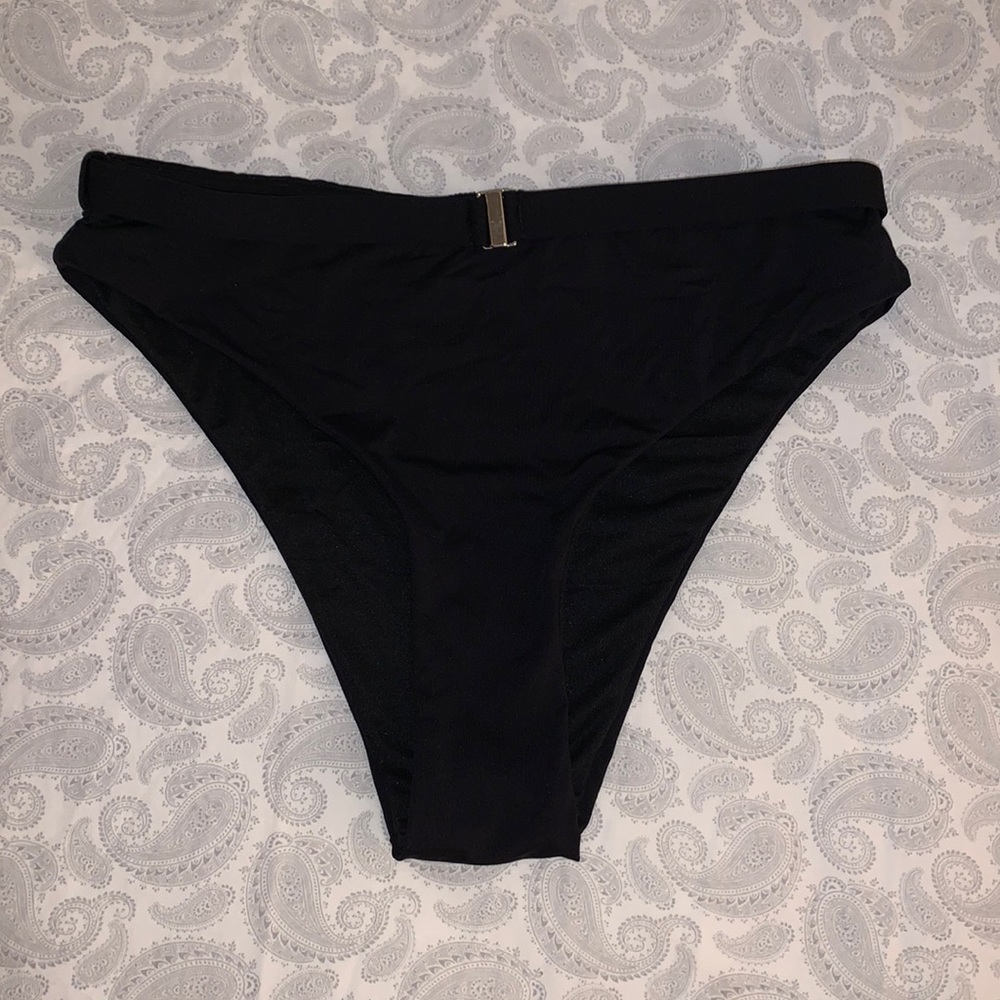 Cute black bikini bottoms never worn!!